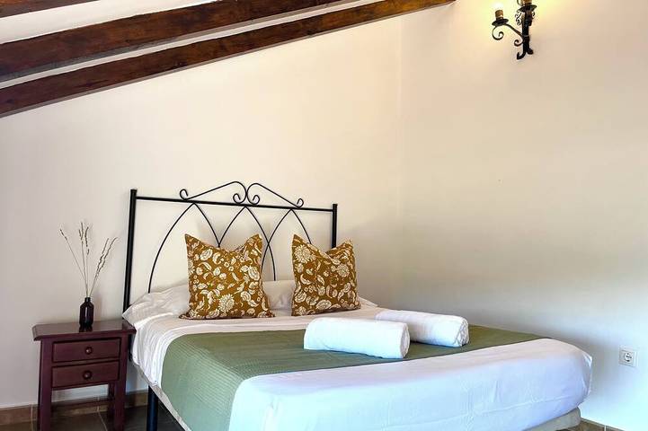 Country House with a Jacuzzi, Pool, and Spectacular Mountain Views in Colmenar, Province de Málaga