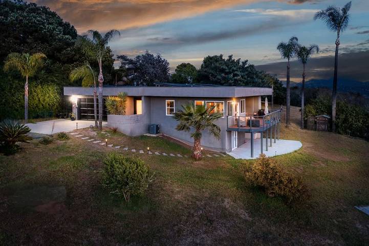Vacation rental for 6 people, with balcony and yard, kid friendly in Oceanside