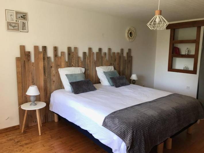 Location de vacances pour 8 personnes, avec vue ainsi que piscine et jardin à Anthé - 3