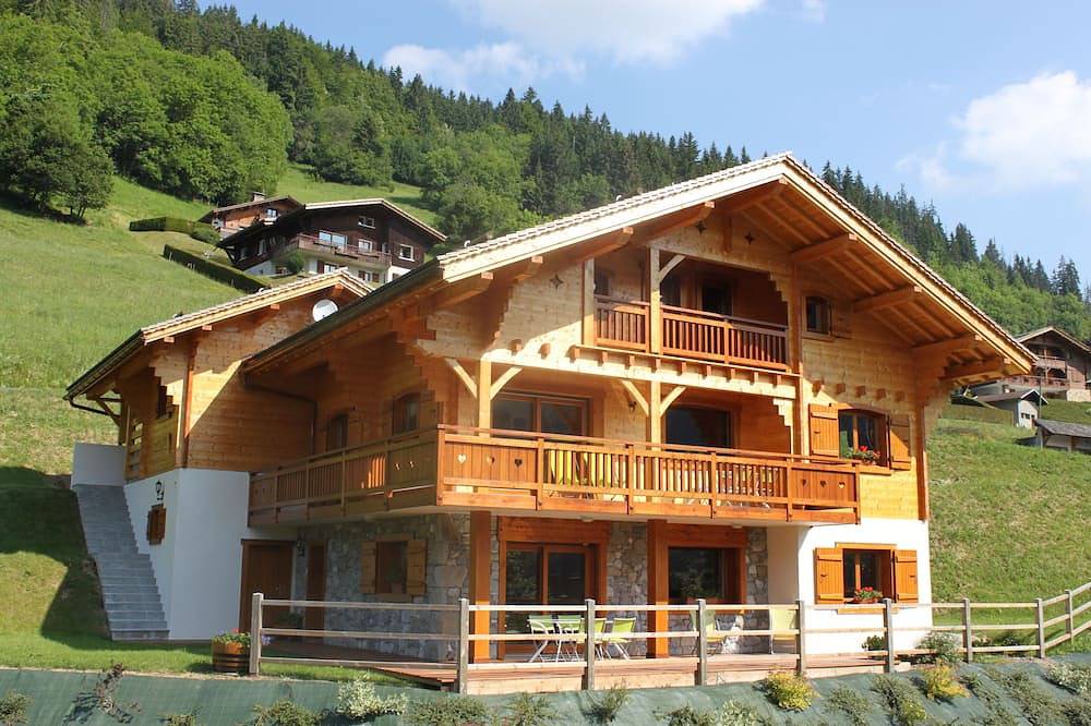 Chalet tout confort avec magnifique vue sur la chaine des aravis, spa in Le Grand-Bornand, Région d'Annecy