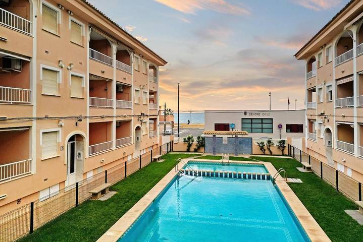 Apartamento para 5 personas, con piscina además de balcón y jardín en Miramar