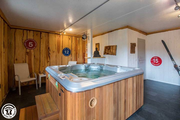 Gîte pour 9 personnes, avec terrasse ainsi que sauna et jacuzzi à Besse-et-Saint-Anastaise - 2