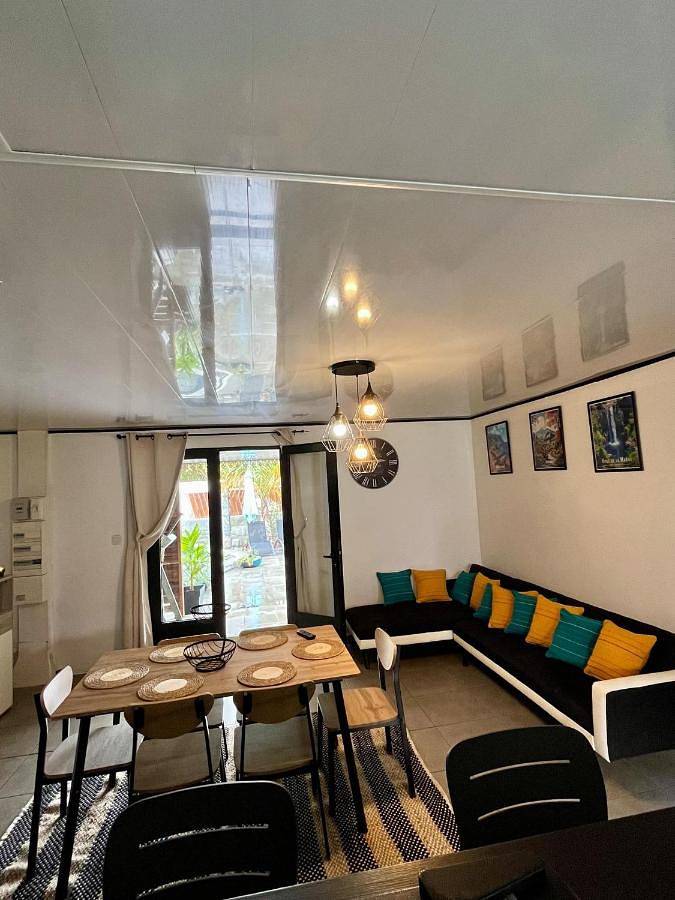 Location de vacances pour 6 personnes, avec vue ainsi que piscine et jardin à Sainte-Suzanne - 4