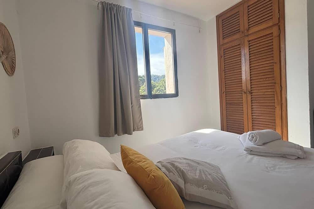 Apartment 'Vista Jardi5C' with Sea View, Wi-Fi and Air Conditioning in Cala Portinatx, Sant Joan de Labritja