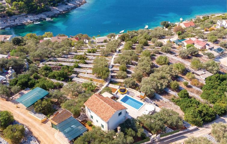 Relaxing 2.5km from Beach: Spacious Apartment with Pool & Terrace in Vela Luka, Korcula