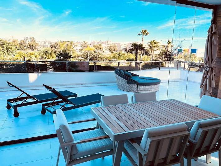 Apartamento para 6 personas, con vistas además de piscina y jardín en Mil Palmeras