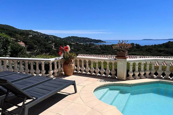 Maison de vacances pour 6 personnes, avec Balcon et Terrasse ainsi que Jardin et Piscine dans Cavalière
