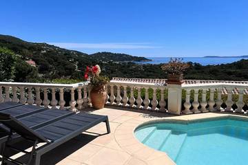 Villa pour 6 personnes, avec jardin ainsi que piscine et vue dans Le Lavandou