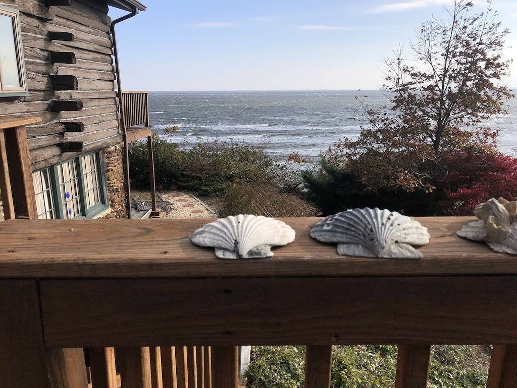 Atemberaubende Aussicht vom Waterfront Log Cabin mit Kamin in der Chesapeake Bay in Chesapeake Bay