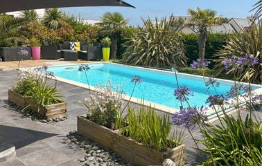 Gîte pour 6 personnes, avec terrasse ainsi que piscine et jardin dans Plage Tres-Cadec