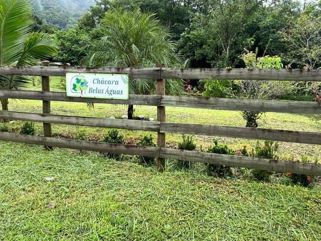 Casas e apartamentos de temporada para 12 pessoas, com vista e piscina e ainda jardim and vista para o lago, com animais de estimação em Cachoeiras de Macacu