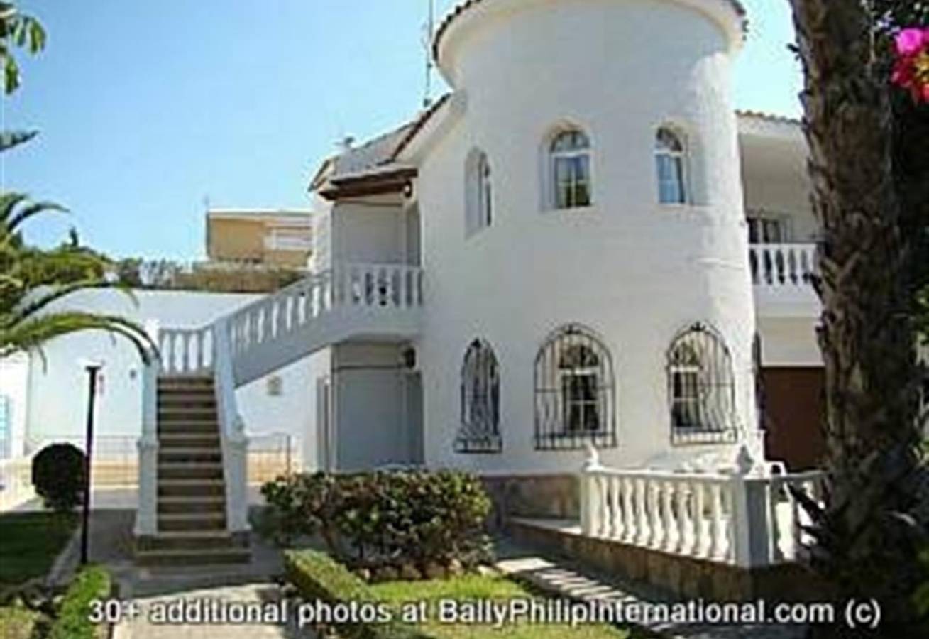 Entire apartment, 2 bedroomed Apartment in Villa with Pool, Garden & Wi-Fi in La Zenia Centre, Orihuela