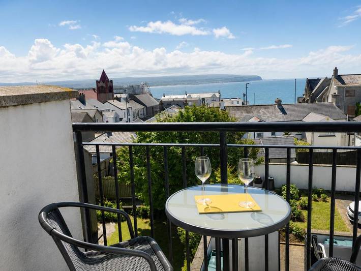 Holiday home for 8 people, with view and garden as well as lake view in Portstewart