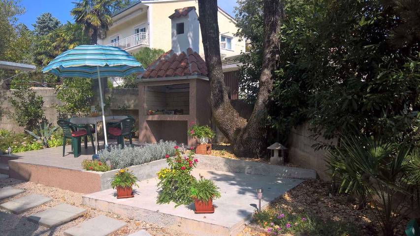 Ganze Ferienwohnung, Ferienwohnung mit Klimaanlage und Terrasse in Malinska-Dubašnica, Krk