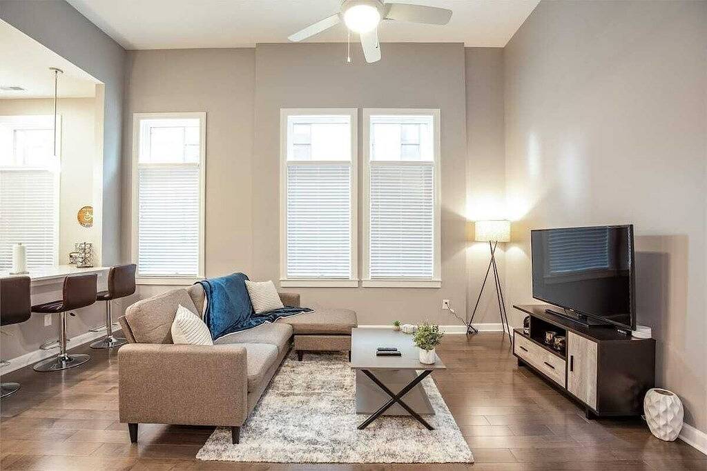 Ganze Wohnung, **m0dernlux ~New~ Otr condo *Park Onsite* in Cincinnati, Hamilton County (OH)