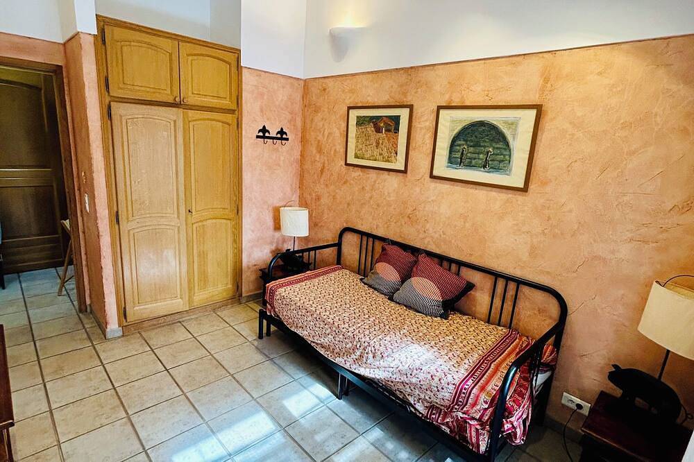 Provence guest house with panoramic views - 2 bedrooms & balcony overlooking the lake in Esparron-de-Verdon, Verdon Regional Natural Park