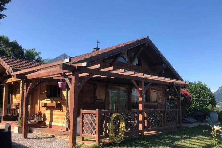 Gîte pour 4 personnes, avec vue ainsi que terrasse et jardin à Châtillon-sur-Cluses