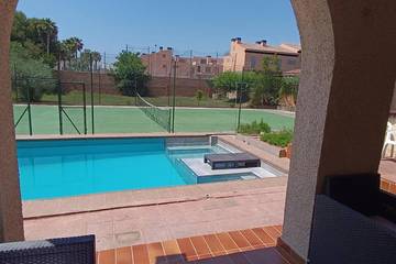 Location de vacances pour 30 personnes, avec piscine ainsi que jardin et jacuzzi à Altafulla