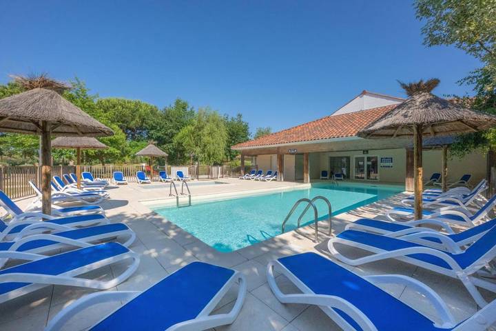 Appart’hôtel pour 6 personnes, avec sauna et bassin pour enfant ainsi que terrasse et piscine, animaux acceptés