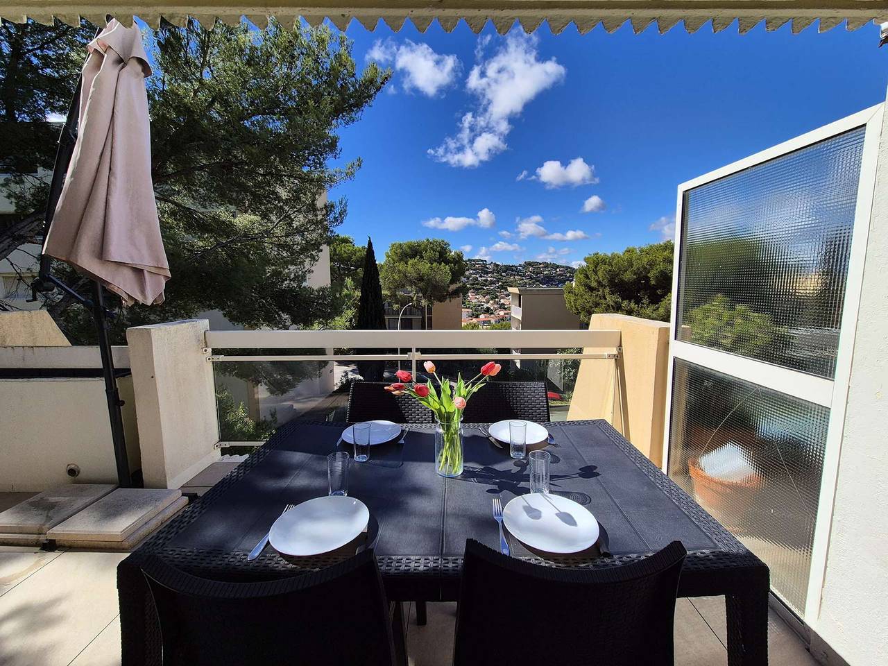 Apartamento vacacional entero, Apartamento climatizado con terraza, parking privado, residencia con piscina. in Saint-Mandrier-sur-Mer, Region de Toulon
