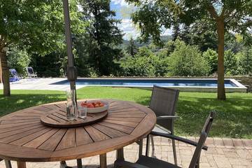 Gîte pour 14 personnes, avec jacuzzi ainsi que jardin et terrasse à Saint-Julien-Molin-Molette