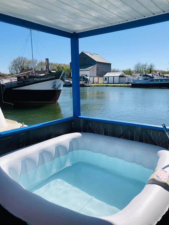 Bateau pour 5 personnes, avec piscine ainsi que terrasse et jacuzzi, adapté aux familles en Bourgogne-Franche-Comté - 2