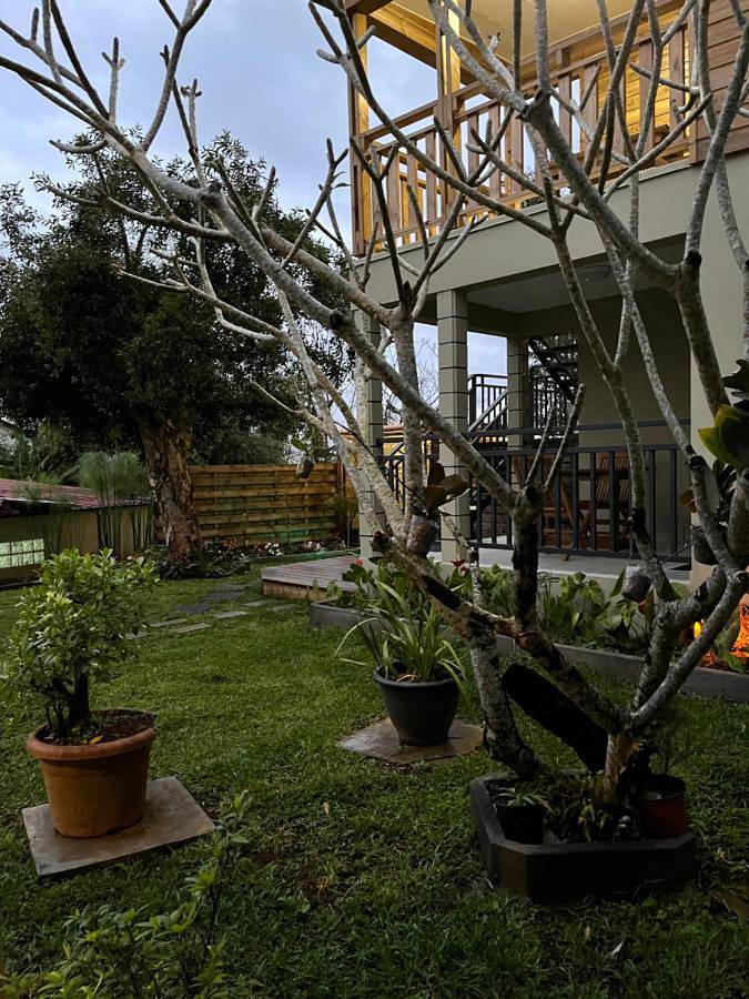 Location de vacances pour 2 personnes, avec terrasse ainsi que vue et jardin à Sainte-Suzanne - 2