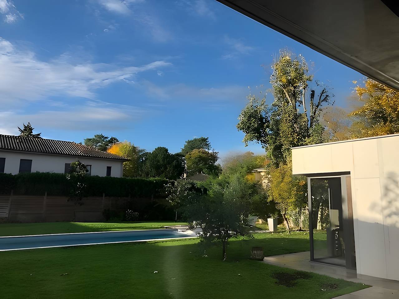 Chambres d’hôtes « Chambres Contemporaine » avec piscine, terrasse et jardin partagés in Écully, Rhône