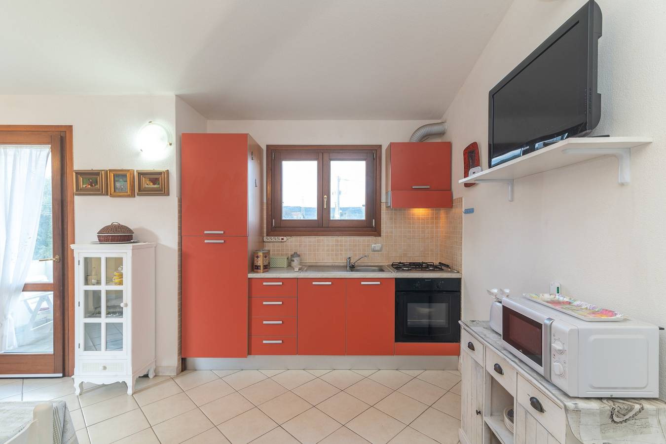 Casa vacanze 'Bouganville' con vista sulle montagne, giardino privato e aria condizionata in Posada, Provincia di Nuoro