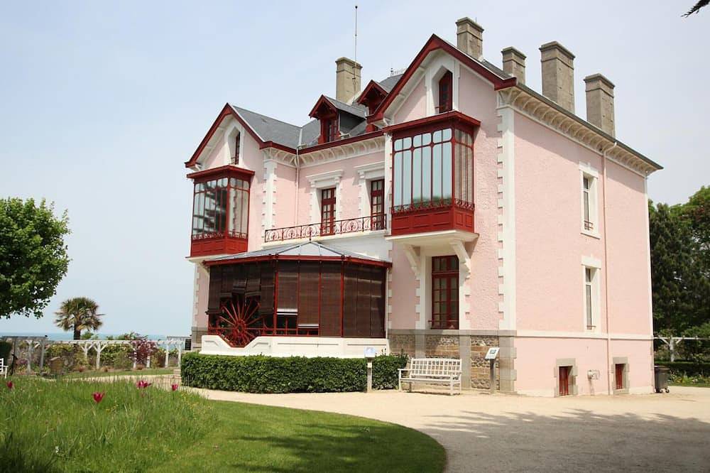Charming Seaside Home: 2Br, Terrace, Beach Nearby, Free Parking/Wifi, Pet Friendly in Saint-Martin de Bréhal, Bréhal