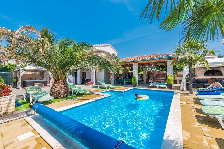 Hotel für 4 Personen, mit Kinderpool und Pool sowie Sauna in Sukosan