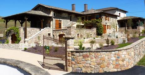 Gîte pour 15 personnes, avec piscine ainsi que jardin et vue à Juliénas