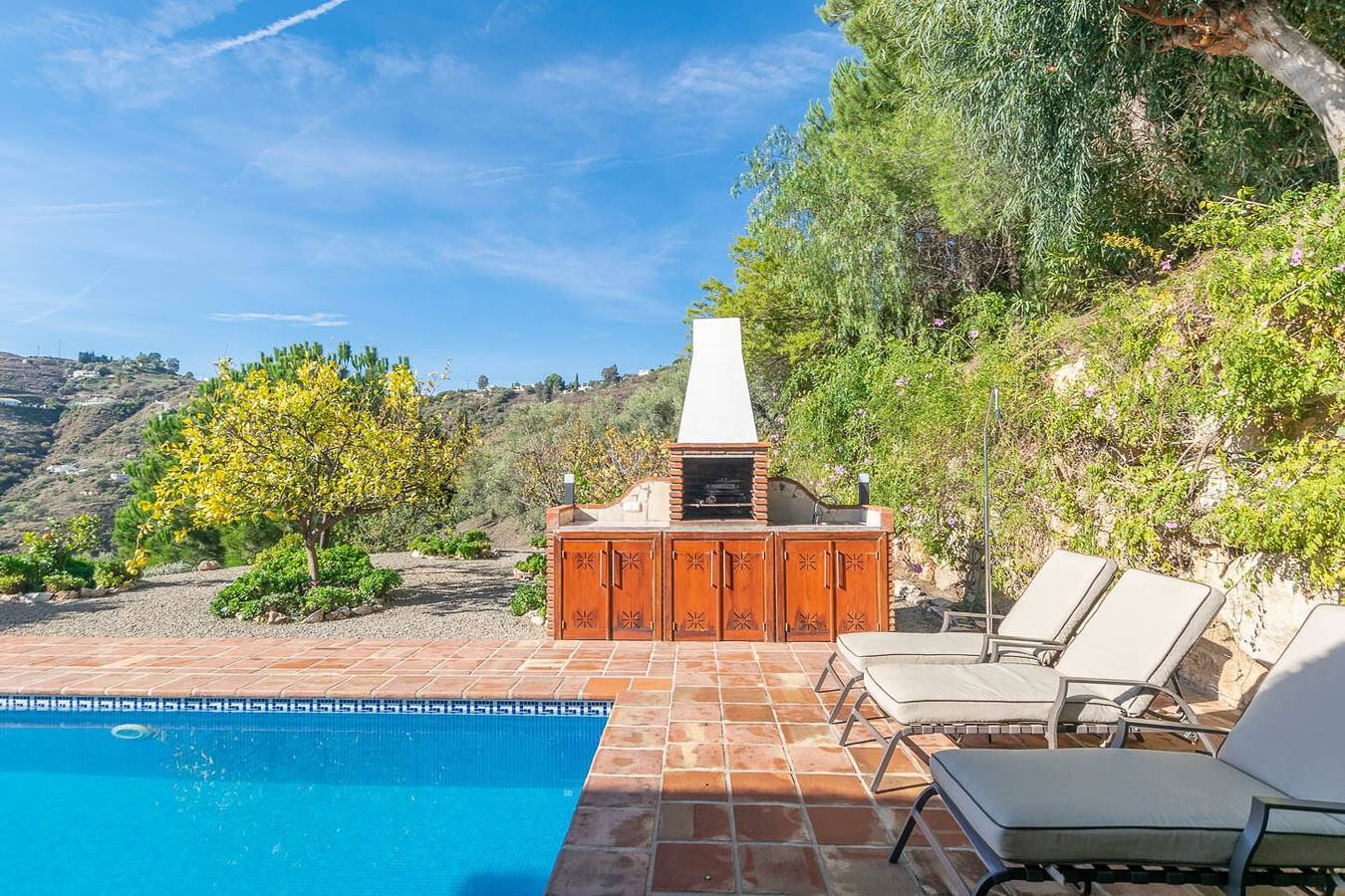 Villa 'Cortijo De La Abuela' met uitzicht op de bergen, Wifi en airconditioning in Cómpeta, Málaga Provincie