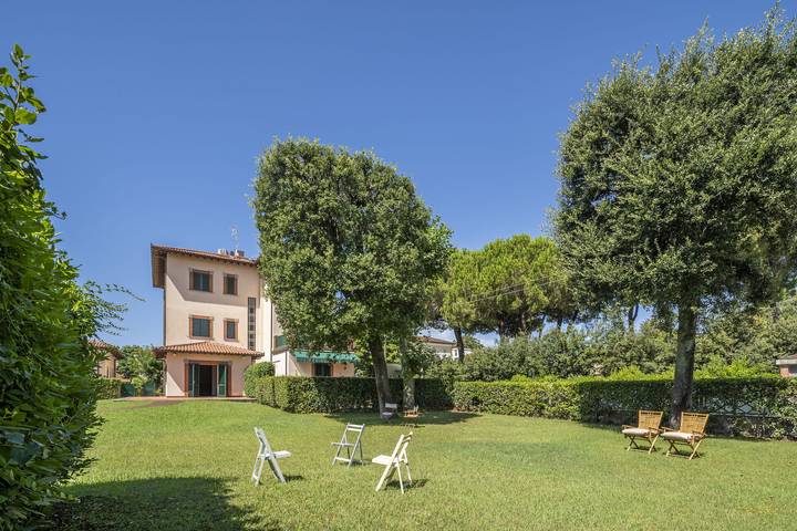 Ferienwohnung für 4 Personen, mit Garten und Balkon in Marina di Pietrasanta - 2