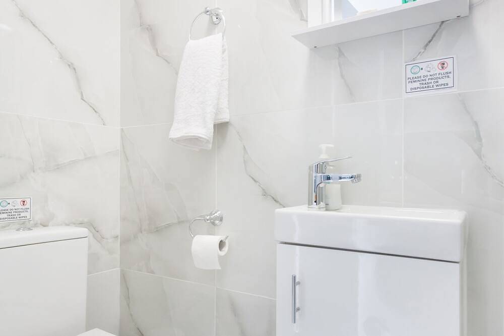 Twin Room with Shared Bathroom - 7- A in Camden, London