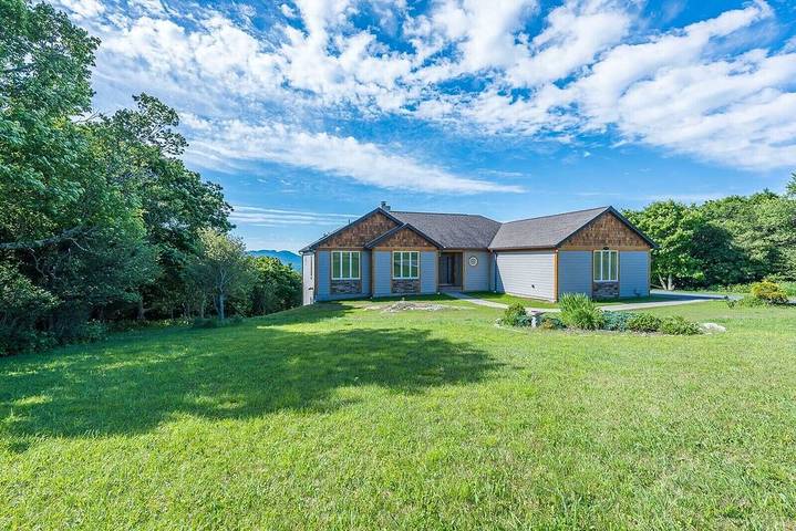 Log cabin for 12 people, with hot tub and balcony in Beech Mountain