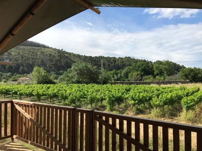 Tente pour 4 personnes, avec terrasse et jardin ainsi que vue et piscine