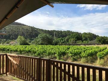 Tente pour 4 personnes, avec terrasse et piscine ainsi que jardin et vue dans l' Aude