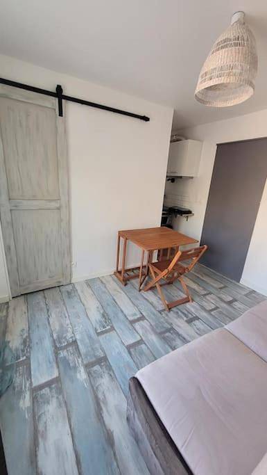 Appartement entier, One-Bedroom Apartment in Solliès-Toucas, Côte méditerranéenne (France)