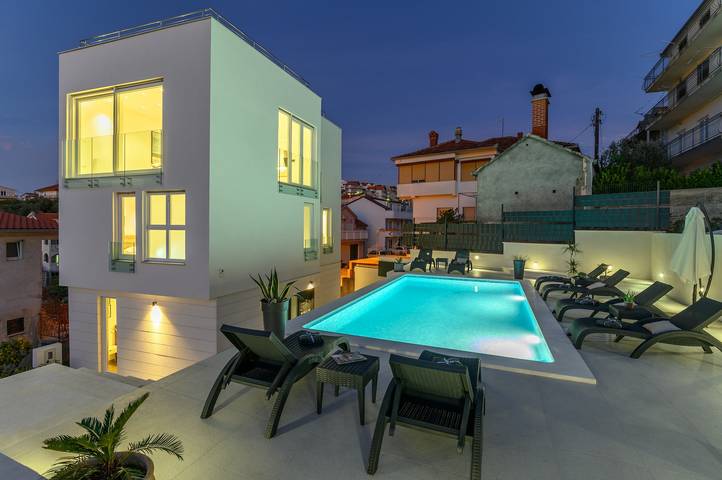Villa für 8 Personen, mit Balkon/Terrasse und Pool in Trogir