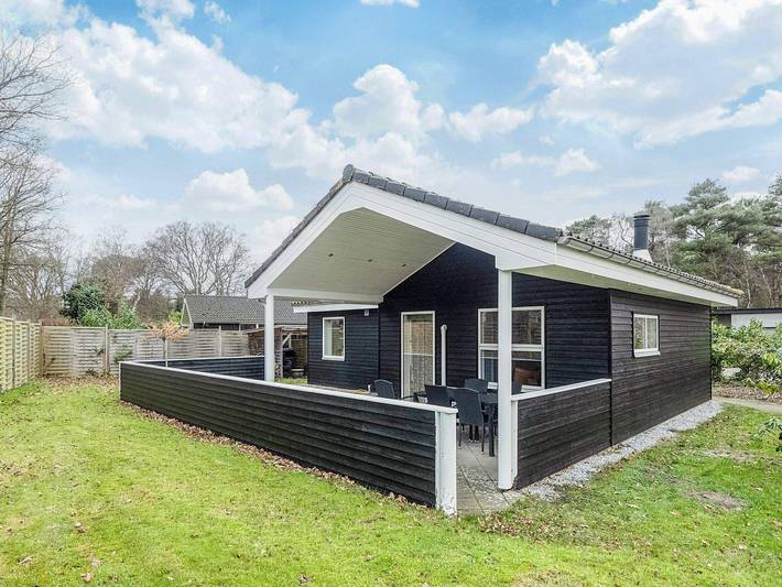 Ferieudlejning for 6 personer, med Terrasse og Have samt Sauna i Fjellerup Strand
