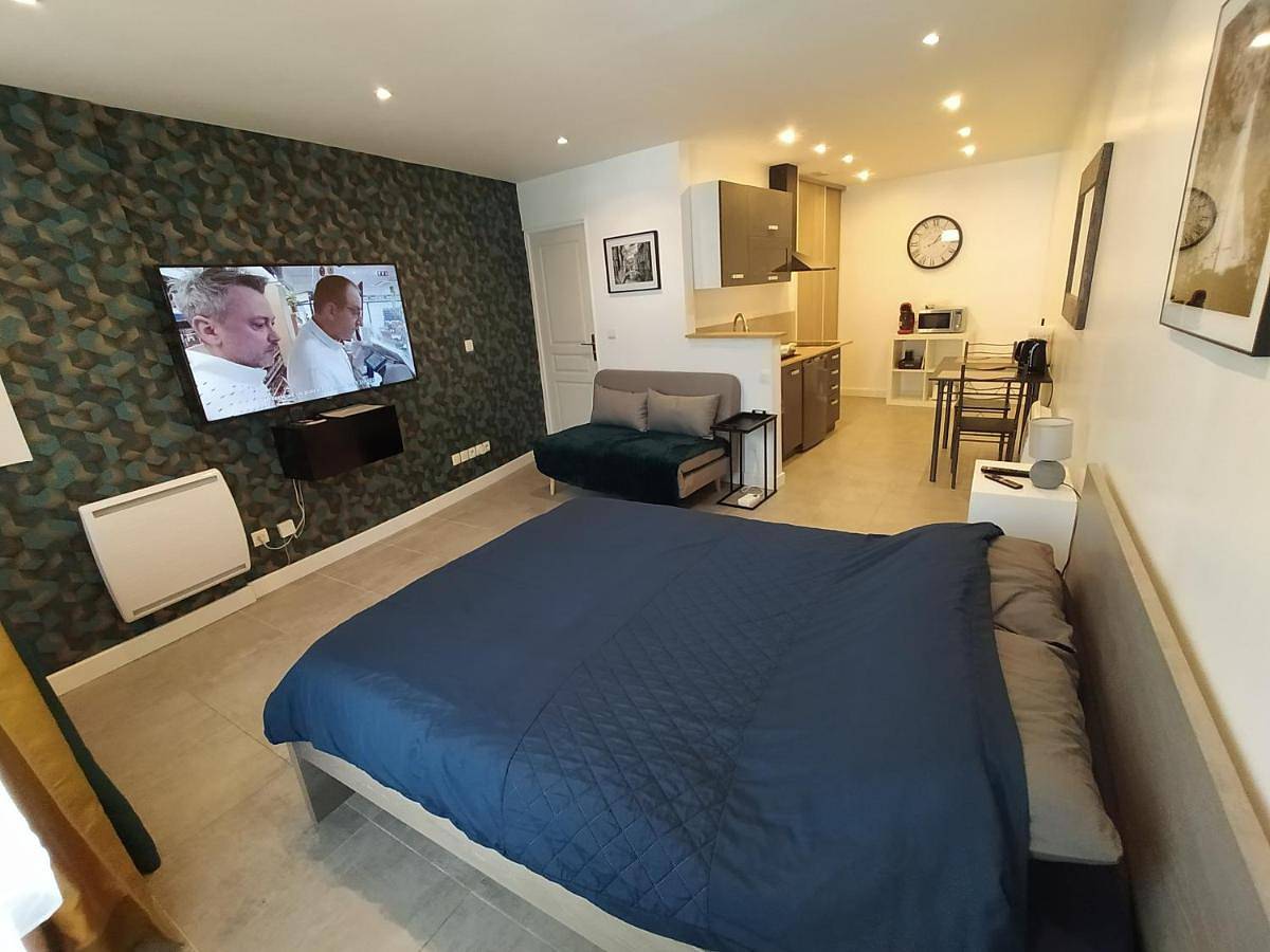 Appartement entier, One-Bedroom Apartment in Val-d'Oise