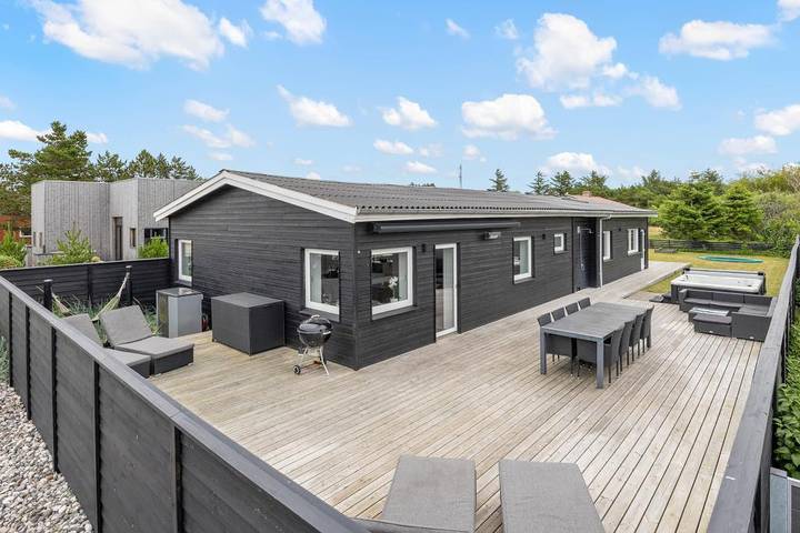 Villa für 8 Personen, mit Balkon/Terrasse und Whirlpool sowie Terrasse - 1