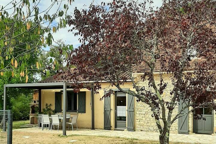 Gîte pour 5 personnes, avec piscine ainsi que terrasse et jardin