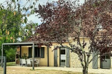 Gîte pour 5 personnes, avec terrasse ainsi que jardin et piscine dans 