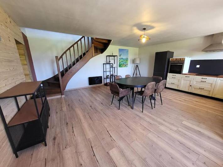 Gîte pour 6 personnes, avec jardin et piscine à Vesdun