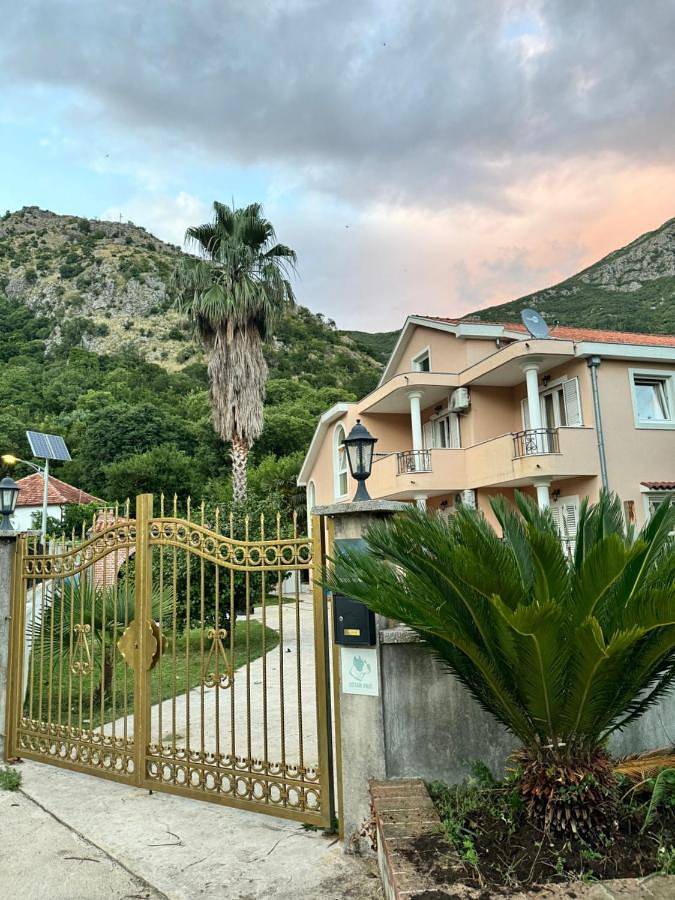 Gîte pour 5 personnes, avec jardin et vue, animaux acceptés dans Risan