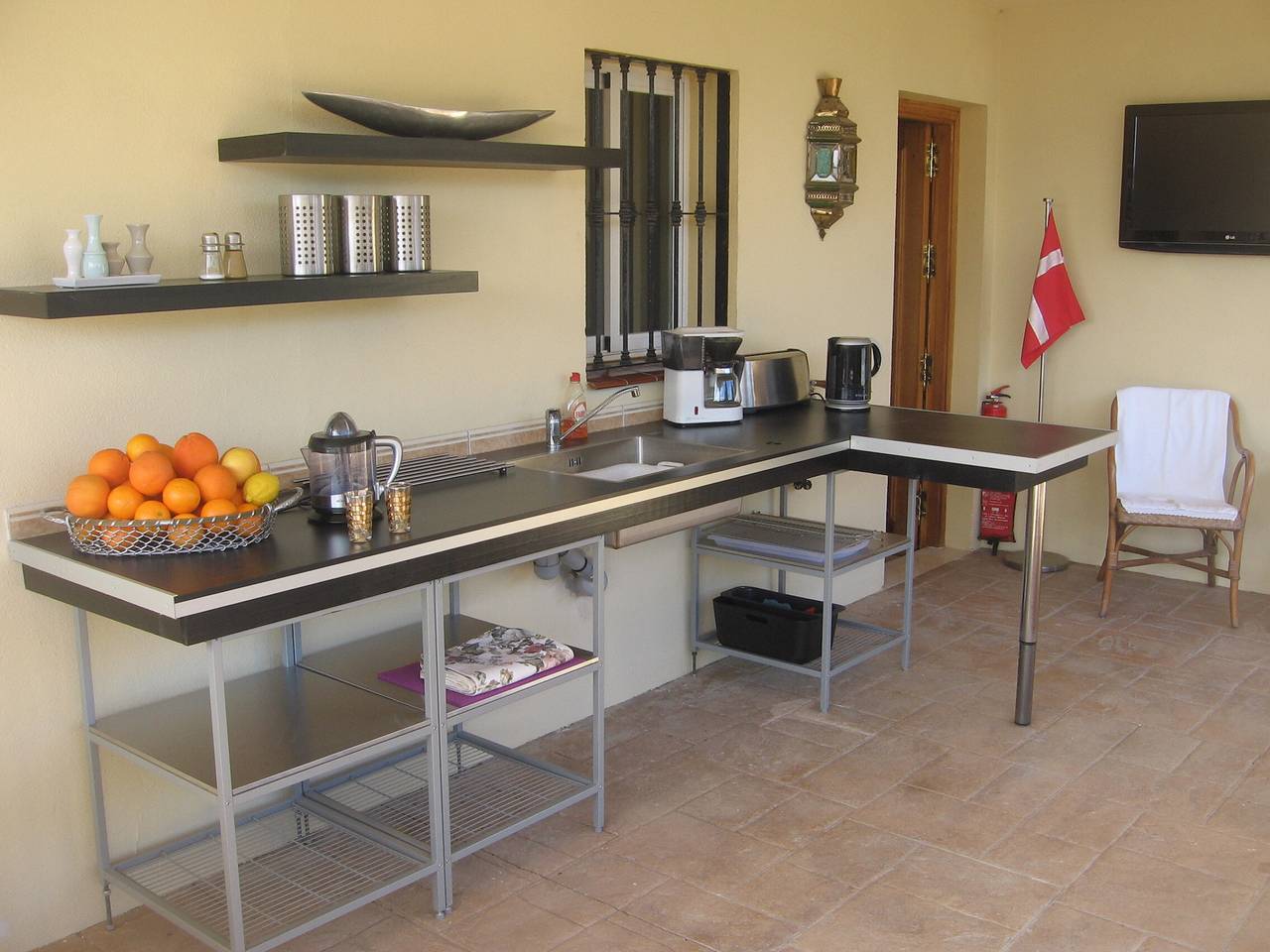 Apartamento entero, Apartamento 'Roca' con vistas al mar, Wi-Fi y aire acondicionado in Estepona, Costa del Sol