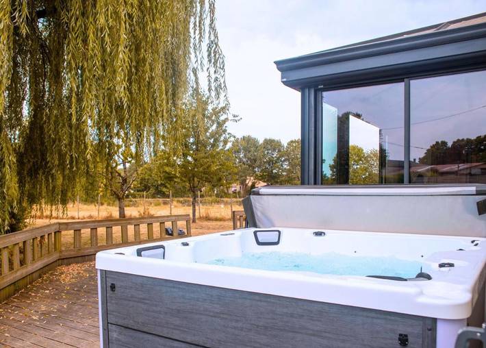 Location de vacances pour 14 personnes, avec jacuzzi et jardin à Nueil-les-Aubiers