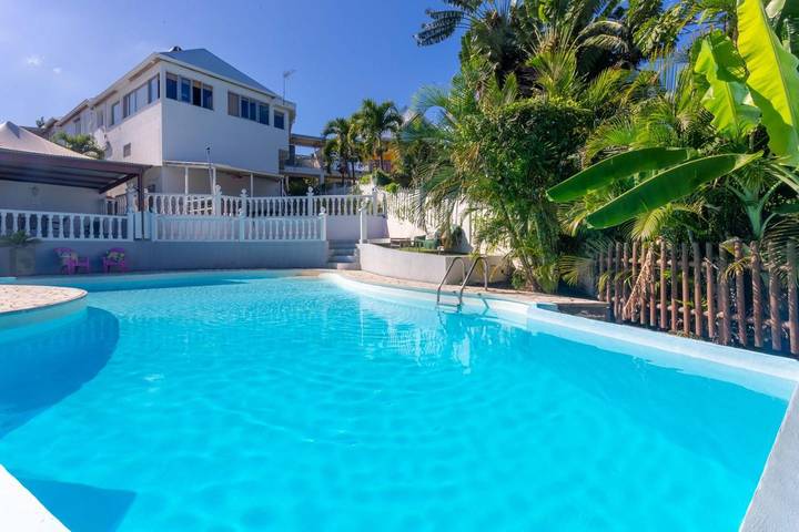 Chambre d’hôte pour 5 personnes, avec jacuzzi ainsi que jardin et piscine